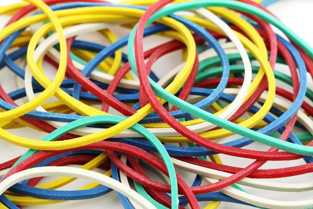 Elastici colorati accavallati uno sull'altro