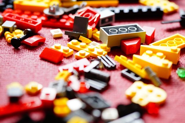 Mattoncini da costruzione colorati sparsi su un tappeto