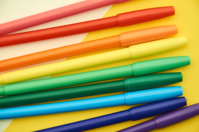 Pennarelli colorati allineati uno accanto all'altro