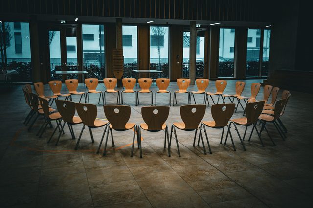 Sedie disposte in cerchio in una sala, prima di un incontro