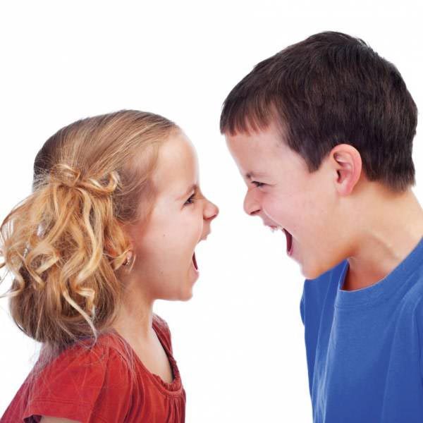 Due bambini uno di fronte all'altro che si gridano addosso